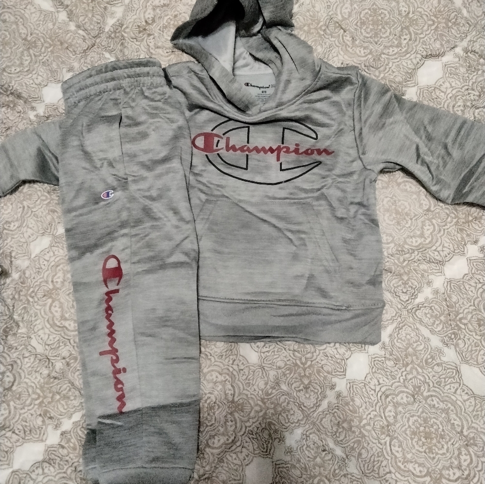 Champion jogging set, size 4/5. Boys. New.